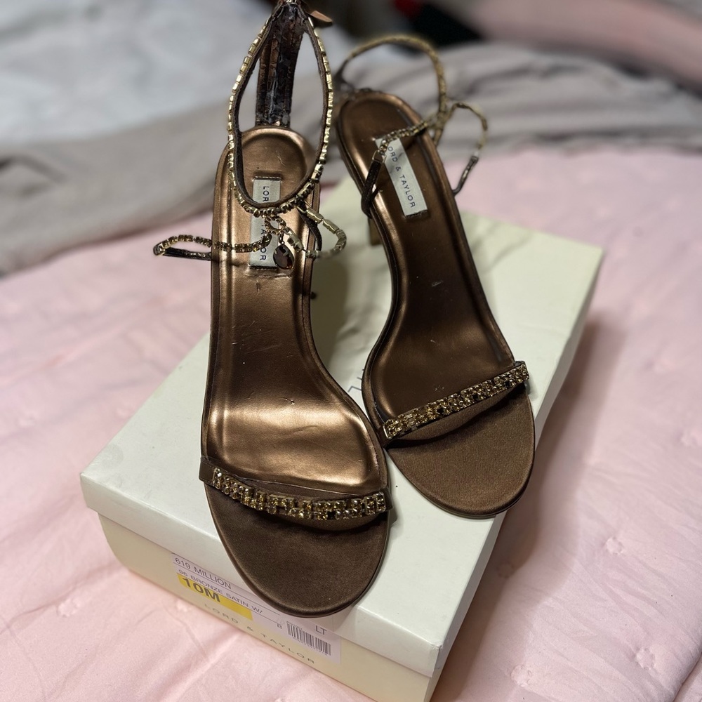 Lord and Taylor Formal Heel. Looking for bronze or brown. Here’s your shoe.